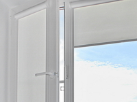 Рольшторы Уни белого цвета на открытой створке ПВХ окна